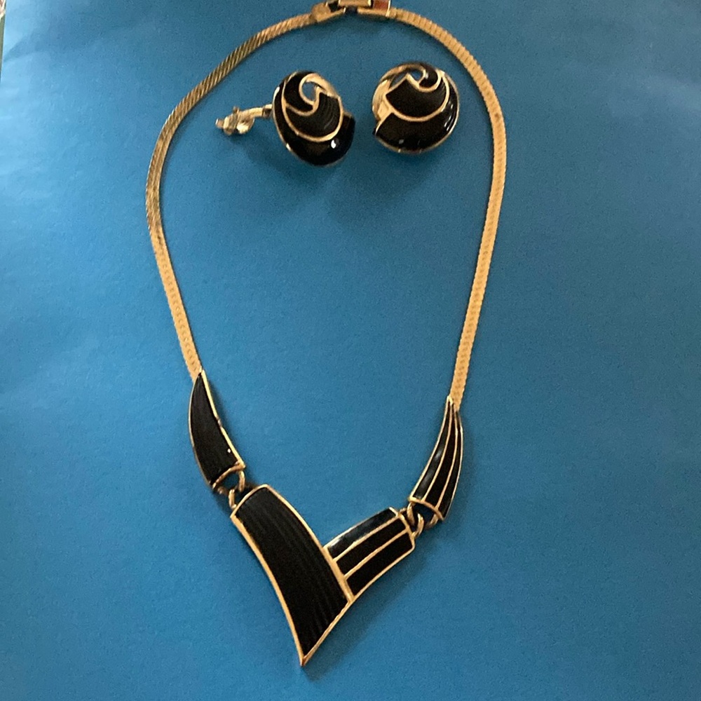 Elegant Black and Gold Necklace and Earring Set